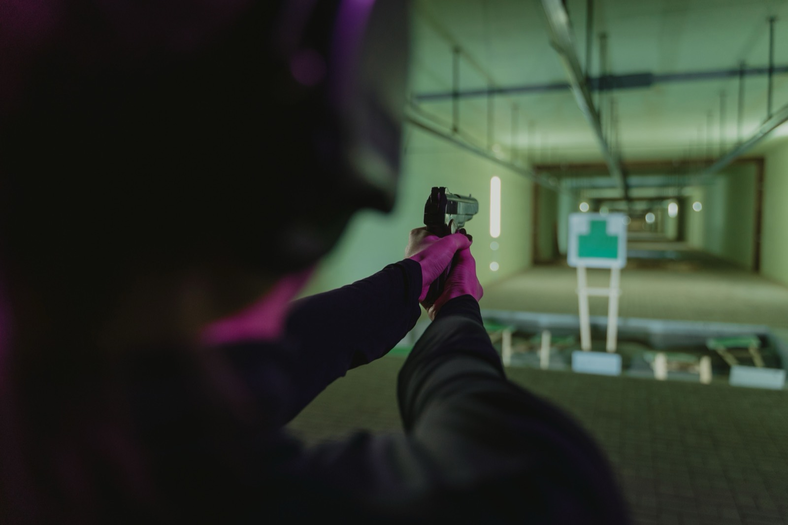 akademi eğitimi · taktik atış / CQB dersi, loş salon